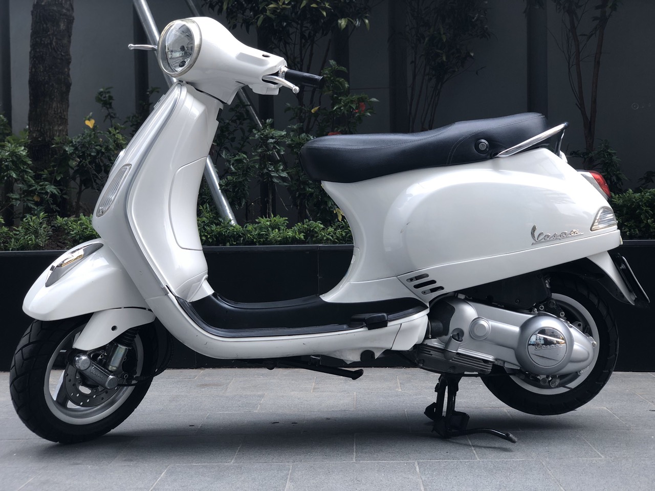 Thuê Piaggio Vespa LX tại TPHCM
